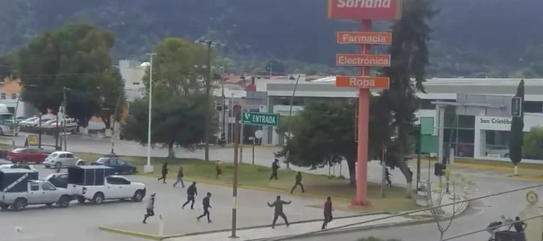 Enfrentamiento entre grupos rivales desata balacera en San Cristóbal de las  Casas