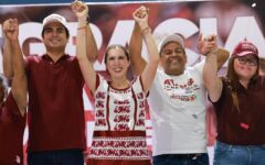 Atenea Gómez Ricalde celebra triunfo en caminata de agradecimiento