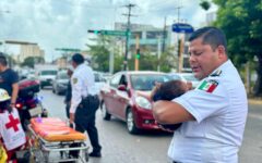 Oficial de tránsito de Cancún protege a bebé de un mes de nacido que tuvo un accidente vehicular