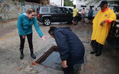 Atenea Gómez supervisa las acciones del Operativo Tormenta ante la presencia de lluvias fuertes en Isla Mujeres