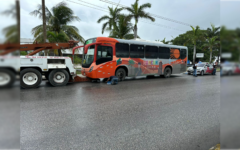 Imoveqroo sanciona a operador de autobús que utilizó la banqueta para evitar el tráfico