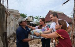 En zonas vulnerables de Tulum, Mara Lezama entrega apoyo alimentario para el bienestar de las familias