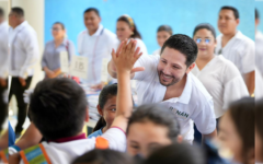 Entrega Renán Sánchez más de 30 mil paquetes de libretas a estudiantes en tres años