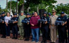 Entrega de equipamiento y uniformes para la dirección de Seguridad Pública y Tránsito