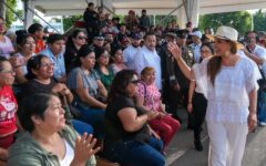 Acompañada de familias chetumaleñas, con alegría y gran orgullo patrio, Mara Lezama disfruta el desfile por el 114 aniversario de la Revolución Mexicana