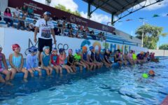 Más de 20 niñas y niños participaron en clases gratuitas de natación durante el viernes de Consejo Técnico