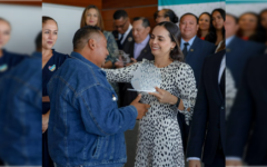 Premia Ana Paty Peralta a 45 trabajadores turísticos por su excelencia