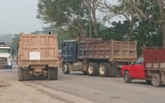 Camioneros bloquean carretera