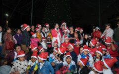 Mara Lezama enciende árbol navideño en la zona hotelera de Cancún