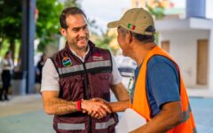 Diego Castañón lleva la caravana de servicios a la colonia Tumben-Kaa