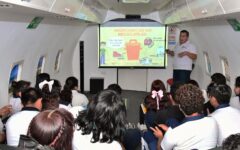 Aprenden estudiantes del Colegio de Bachilleres sobre reciclaje en el BiblioAvión Gervasio