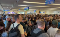 Migración mantiene paralizados a cientos de turistas en el Aeropuerto Internacional de Cancún debido a una “falla en el sistema”