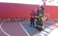 Bomberos de Cancún enseñan a niños a prevenir emergencias