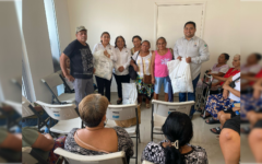 Adultos mayores y personas vulnerables reciben apoyo alimentario en Puerto Aventuras