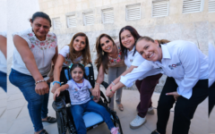 Mara Lezama transforma la vida a Roxana Naima, de 6 años de edad, al entregarle su silla de ruedas eléctrica