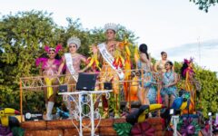 La Quinta Avenida se desbordó con el primer desfile de comparsas en «El Carnaval del Pueblo»