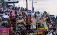 Encabezan Mara Lezama y Chacón el tradicional paseo de Carnaval en Cozumel, junto con más de 50 mil personas