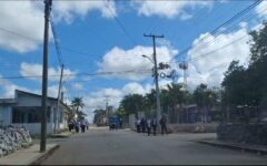 Preocupante: Jóvenes caminan sobre la avenida Miguel Hidalgo, pese al alto flujo vehicular