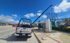 Ayuntamiento retira espectacular en Cancún para garantizar la seguridad ciudadana