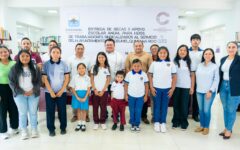 Chacón impulsa la educación con entrega de becas y apoyos escolares a estudiantes destacados