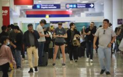 Intensa actividad en el aeropuerto de Cancún, cerca de 600 vuelos