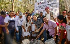 Mary Hernández coloca la primera piedra de las Centrales de Acopio Maya en Felipe Carrillo Puerto