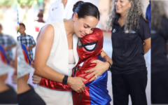 Celebra Ana Paty Peralta a niñas y niños de la Escuela de Iniciación Artística