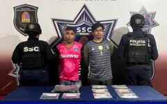 Caen dos presuntos narcomenudistas en Cancún tras intento de fuga en motocicleta