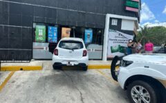 Atropellada dentro de una tienda de conveniencia