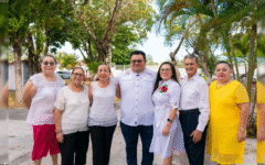 José Luis Chacón y Diana Sosa festejan a las mamás de la Estancia del Adulto Mayor