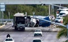 Volcadura en el trébol que conecta la Colosio con el aeropuerto provoca caos vial