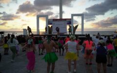 Mujeres cozumeleñas disfrutan divertida clase de zumba al estilo hawaiano