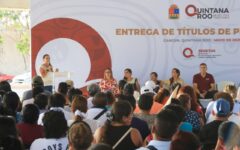 Entregan Ana Paty Peralta y Mara Lezama 270 títulos de propiedad a cancunenses tras décadas de espera