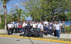 Estudiantes del Colegio de Bachilleres y Ecología Municipal realizan limpieza en Playa Caletita
