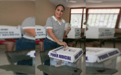 Mary Hernández cumple su deber ciudadano en la elección del nuevo Poder Judicial