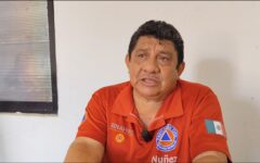 Advierten deterioro peligroso en postes de Telmex y CFE en José María Morelos