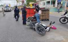 Mototaxi vuelca tras accidente con motocicleta en la avenida principal de José María Morelos
