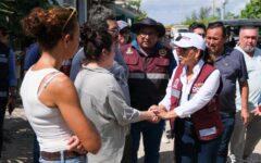 Recorre Mara Lezama inmuebles afectados en Holbox tras incendio y atiende de forma directa a afectados