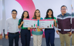 Mara Lezama abandera a María Fernanda y a Annalí, del Conalep Cancún III, quienes participarán en la Genius Olympiad 2025