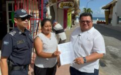 Entrega Chacón distintivo a negocios conectados al C2, reforzando el programa «Blindaje Cozumel»