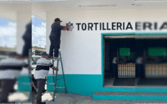 Entrega Chacón distintivos a empresas