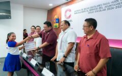 Chacón refrenda su apoyo a la educación con entrega de becas a hijos de sindicalizados al servicio del ayuntamiento