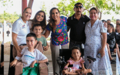 Para avanzar hacia un Quintana Roo más incluyente, Mara Lezama entrega en Cancún sillas de ruedas