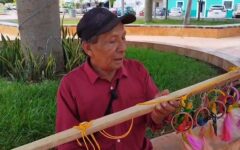Artesano de Sabán resiste la adversidad con llaveros tallados a mano