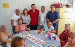 Entrega Eduardo Asencio lentes graduados a adultos mayores en Puerto Aventuras