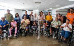 Entrega Mara Lezama sillas de ruedas a quienes más lo necesitan en Playa del Carmen