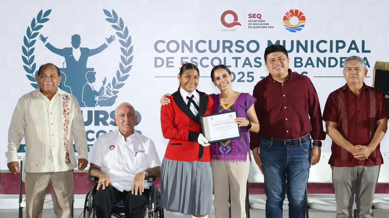 Ana Paty Peralta entrega premios a escoltas destacadas de secundaria