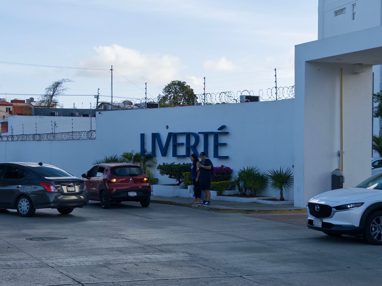 Muere hombre tras caer de un octavo piso en condominio de Cancún