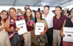 Entregan 503 escrituras en Cancún y dan certeza jurídica a familias