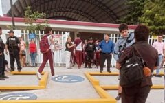 Inician operativo mochila en secundaria